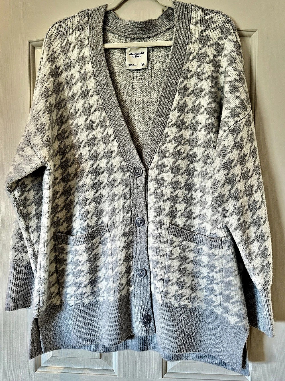 Abercrombie & Fitch Houndstooth Cardigan Sweater in Gray & White Large